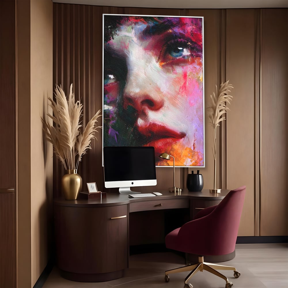 Tablou canvas cu tablou canvas cu portret expresionist de femeie, in rama de aluminiu argintiu, pe perete intr-un birou